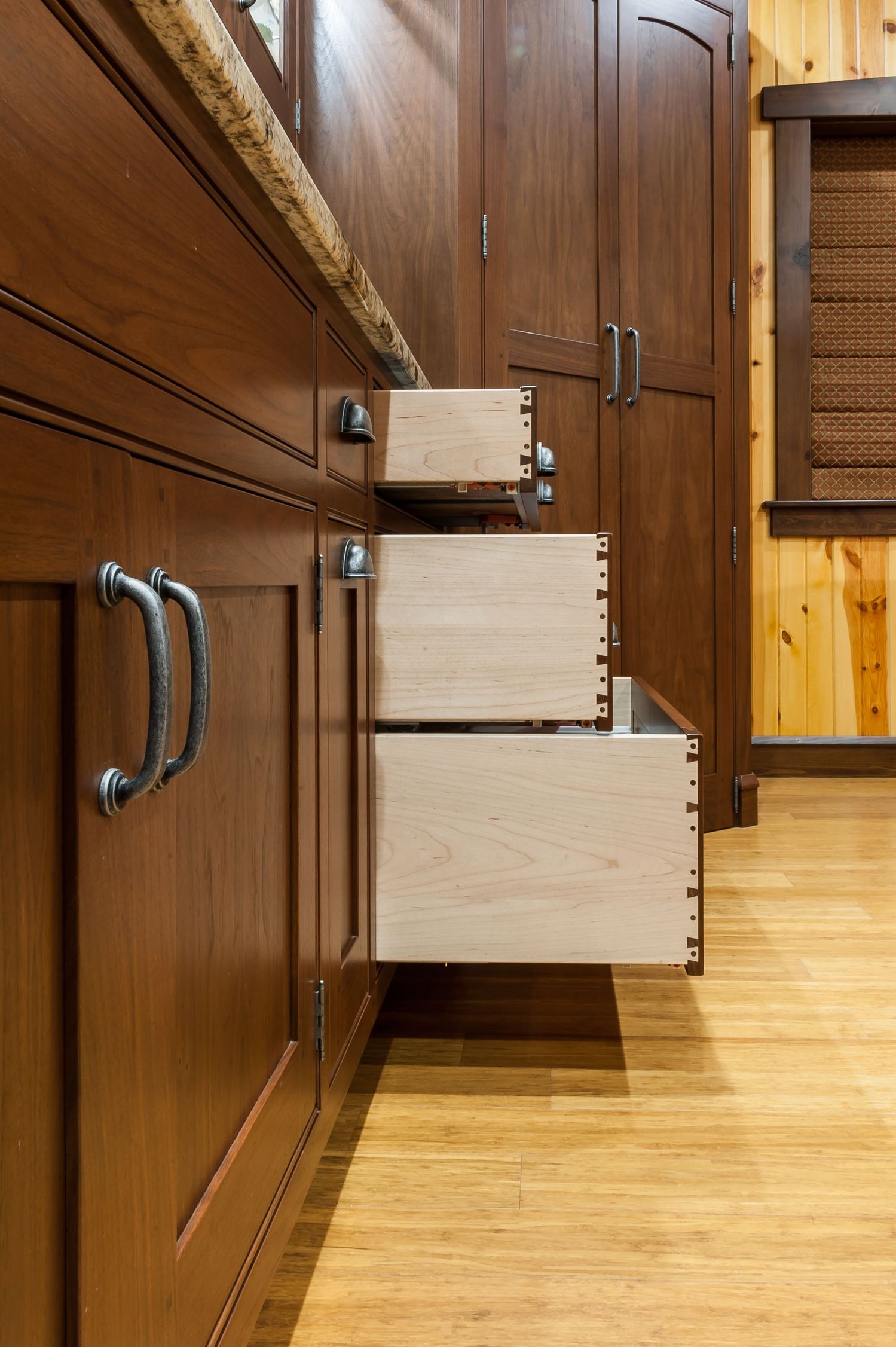 20180427_PrairieWoodworks_AmbuehlKitchen_Interiors-25