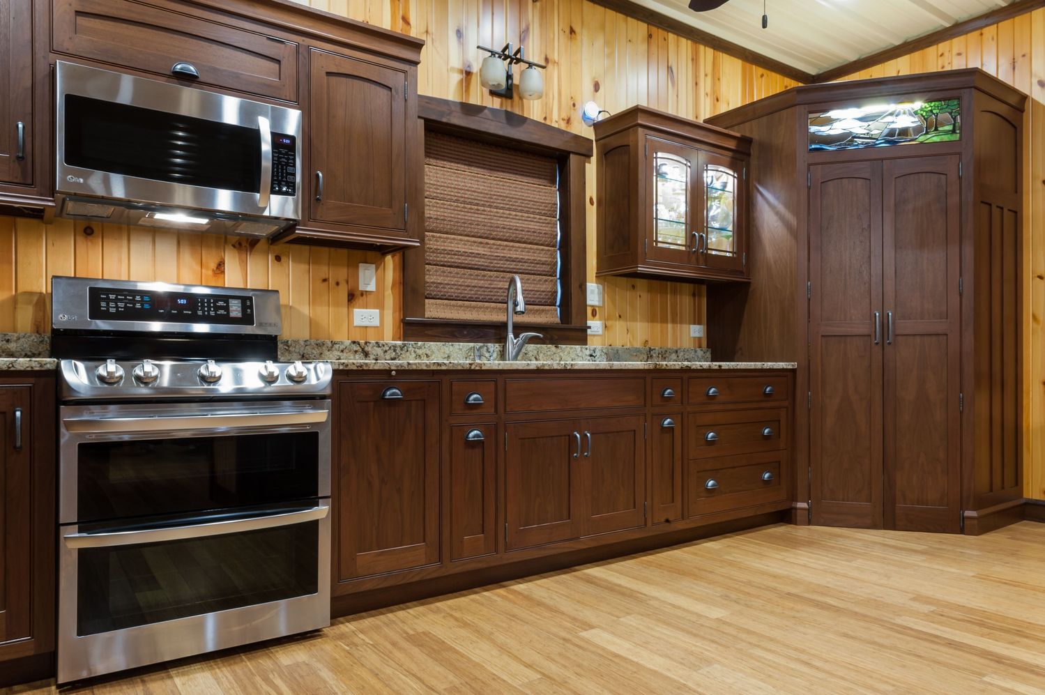 20180427_PrairieWoodworks_AmbuehlKitchen_Interiors-13