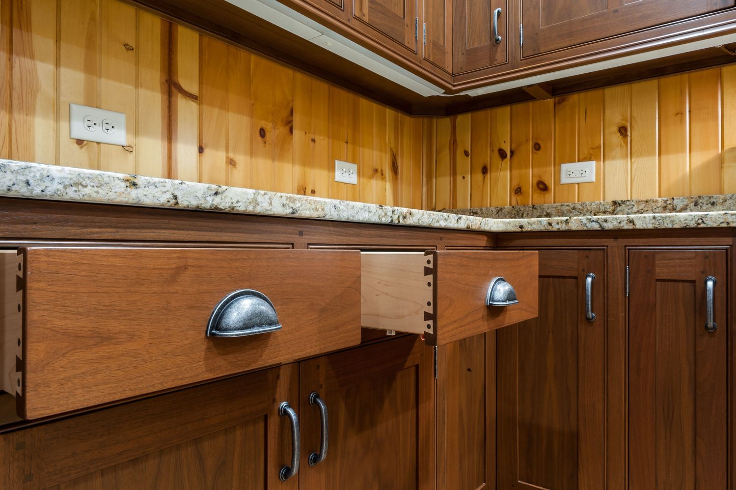 20180427_PrairieWoodworks_AmbuehlKitchen_Interiors-21