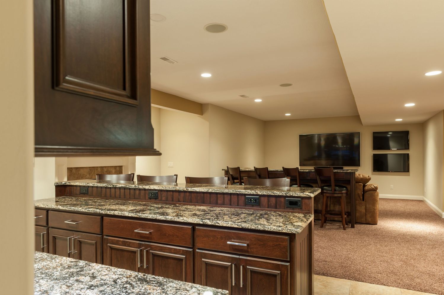 20180425_PrairieWoodworks_LukeAnderson_HomeBasementBar-11