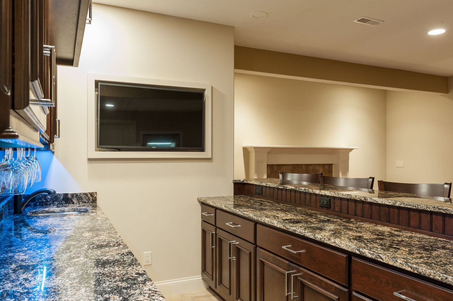 20180425_PrairieWoodworks_LukeAnderson_HomeBasementBar-12
