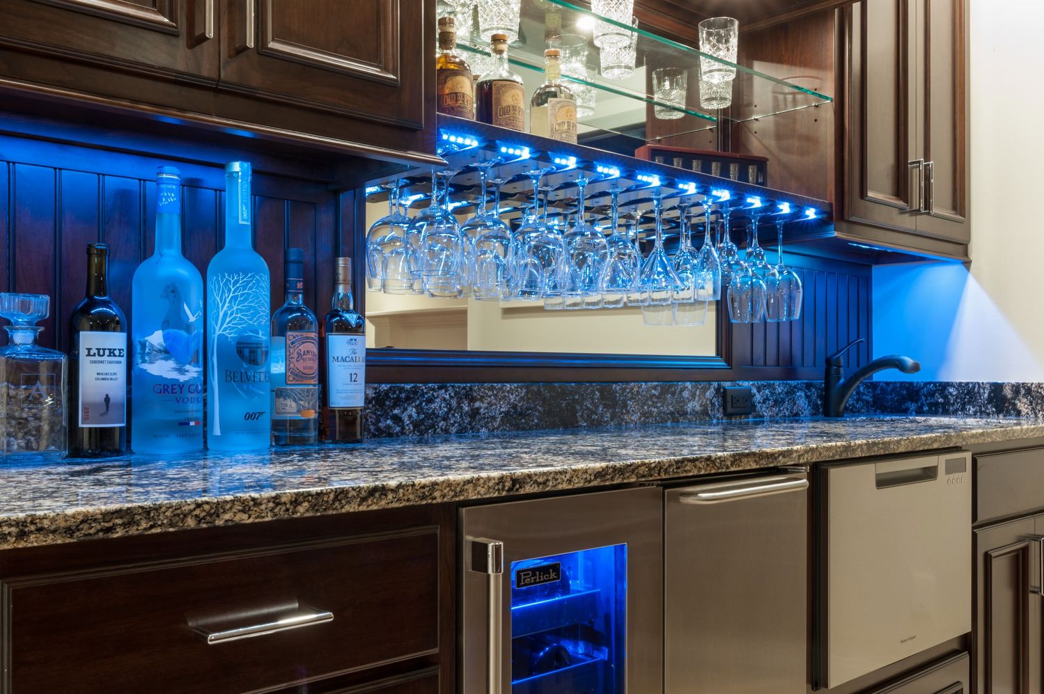 20180425_PrairieWoodworks_LukeAnderson_HomeBasementBar-28